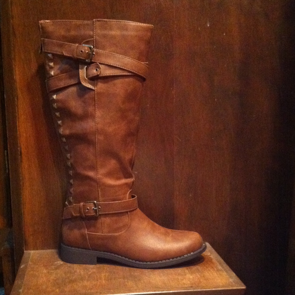 Bnwt brown/ cognac flat boots.